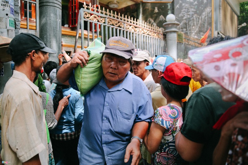 Nguoi dan chen lan nhan gao, tien o biet thu cua Ngoc Son-Hinh-10